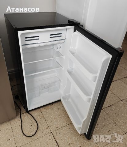 Хладилник ариели 93 литра Arielli малък хладилник с камера в черно,сиво и бяло 