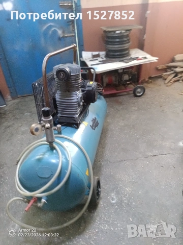 Италиански трифазен професионален компресор двуглав 200лт работи перфектно , снимка 2 - Други машини и части - 53702988