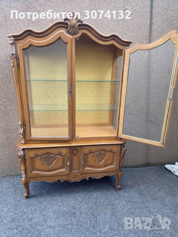 Витрина в стил Луи 15 с дърворезба и кристални стъкла, снимка 2 - Секции и витрини - 53569894