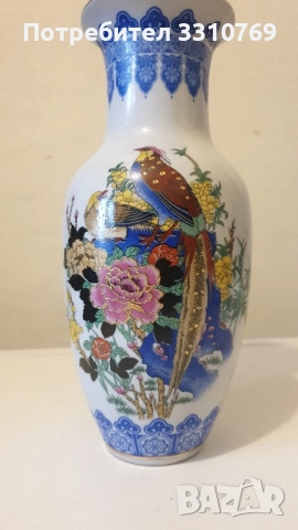 Красиви порцеланови вази. 