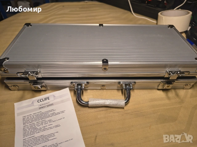 покер комплект в луксозен метален куфар и картонена кутия, с 300 чипа, снимка 2 - Карти за игра - 53450963