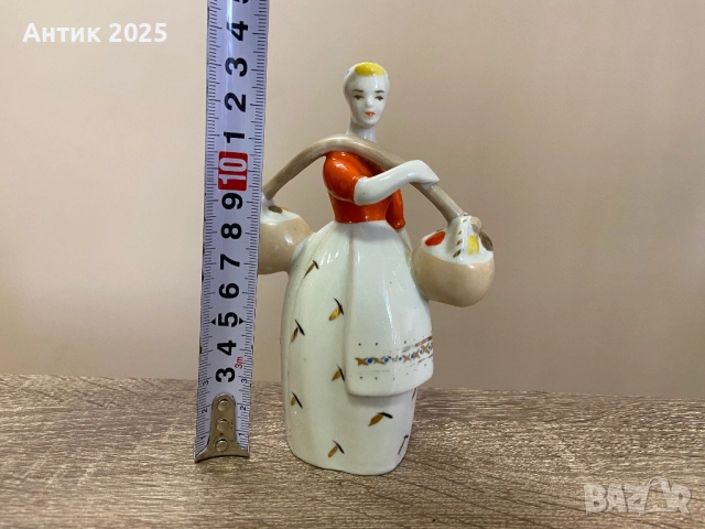 Фарфорова статуетка „Момиче с коромисло“, Полонски завод, снимка 2 - Антикварни и старинни предмети - 52476570