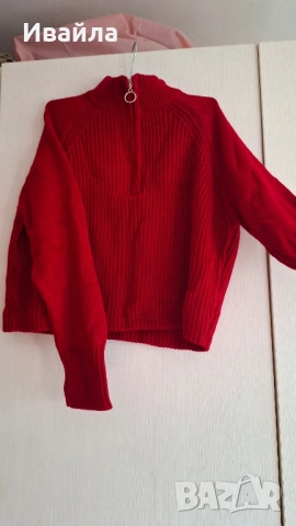 червена блуза с цип