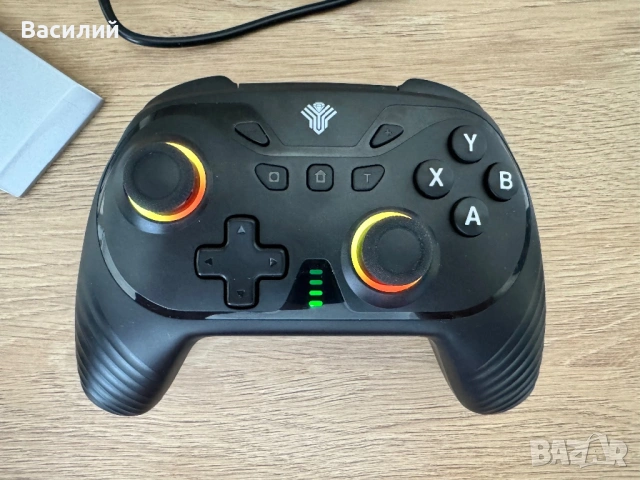 Продавам гейминг джойстик — безжичен, с вибрация и RGB, снимка 2 - Джойстици и геймпадове - 54235120