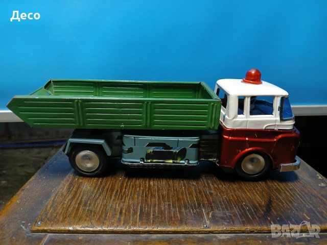 Стара ламаринена китайска играчка самосвал., снимка 3 - Колекции - 53668139