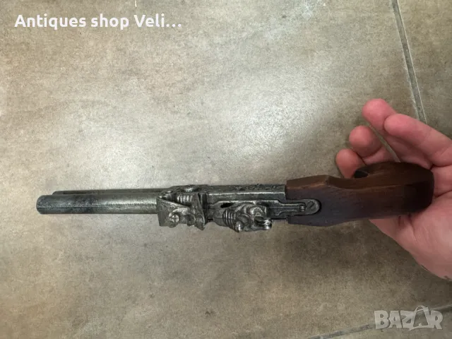 Чифт декоративни пищови №6958 Чифт кремъчни пистолети изработени от метал с дървен приклад. Механизм, снимка 7 - Други ценни предмети - 50419836