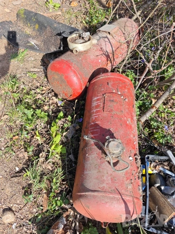 Продавам две руски газови бутилки 