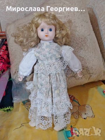 Стара порцеланова кукла с дълга руса коса, с флорална рокля декорирана с бяла дантела, 40 см висока, снимка 3 - Колекции - 45731946