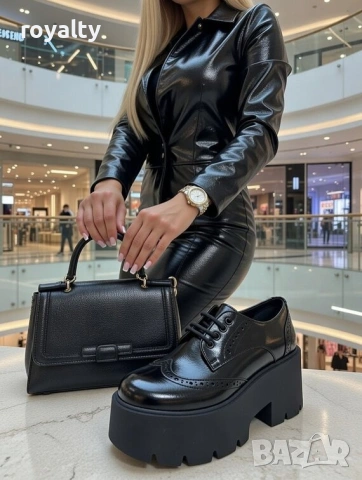 Обувки на платформа - черна лъскава кожа