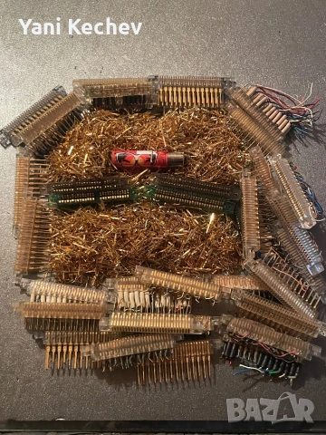 Позлатени пинове от СОЦ-А и Куплунзи