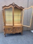 Витрина в стил Луи 15 с дърворезба и кристални стъкла, снимка 2