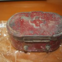 метална кутия-аптечка от 1956г=3лв, снимка 2 - Антикварни и старинни предмети - 45089240