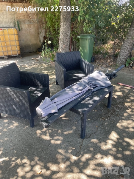 Маса с два стола и голям чадър, снимка 1