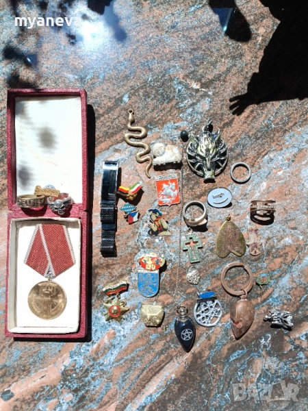 Vintage шише за парфюм, колекция от ​исторически и възпоменателни значки,​ военни отличия и символи , снимка 1