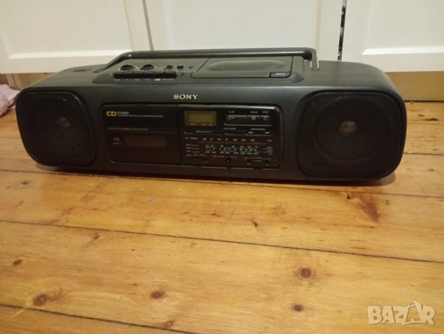Касетофон Sony CFD-55S със CD. Работи само на радио.