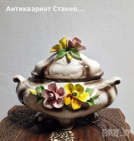 Прекрасен супник с 3д цветя в стил Басано Италия 