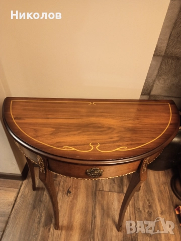 Конзолна масичка