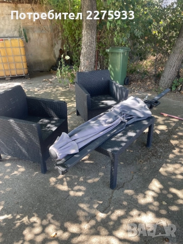 Маса с два стола и голям чадър