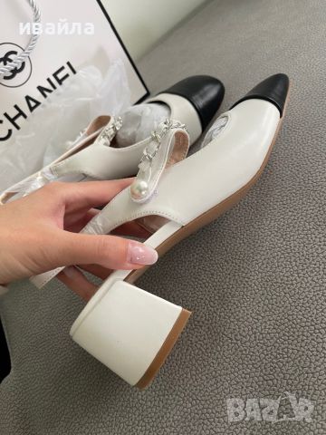 Бели обувки с перли на малък ток Шанел Chanel , снимка 2 - Дамски обувки на ток - 45782890