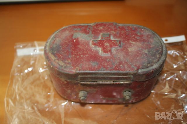 метална кутия-аптечка от 1956г=3лв, снимка 2 - Антикварни и старинни предмети - 45089240