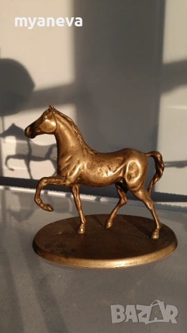 Бронзова скулптура на жребец в движение