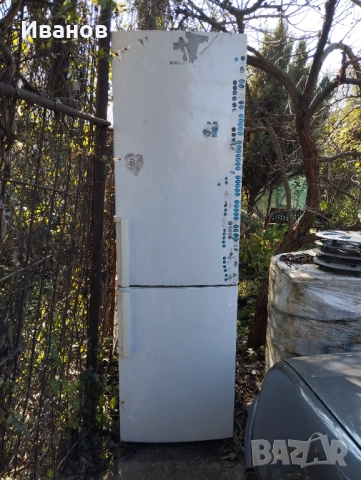 Продавам хладилник със фризер Самсунг, висок 2м. работещ.