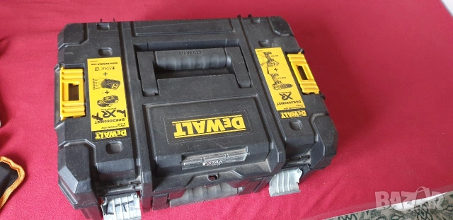 Девалт Винтоверт и Импакт DCD778....18v 4ah много добро състояние , снимка 2 - Винтоверти - 53218268