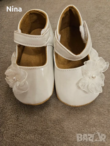 Бели пантофки за бебе размер 13, стелка 21 см.