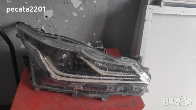 Продавам - оригинален десен Led фар за Toyota Corolla 2022 г със забележки