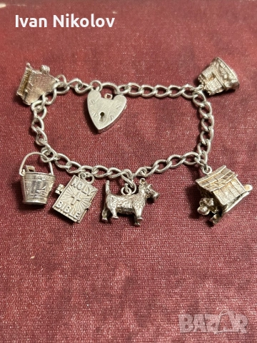 Антикварна сребърна английска гривна с талисманк