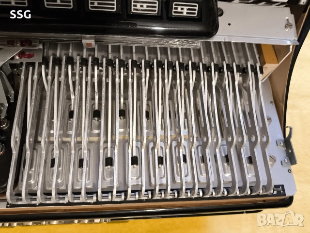 Акордеон Weltmeiser Consona 120 баса., снимка 3 - Акордеони - 54021376