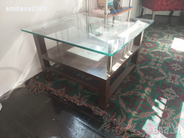 Атрактивна дървена и стъклена холна маса с метални елементи., снимка 2 - Маси - 53848559