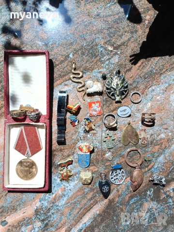 Vintage шише за парфюм, колекция от ​исторически и възпоменателни значки,​ военни отличия и символи 