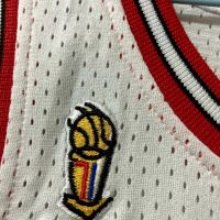 Оригинален мъжки баскетболен потник Mitchell and Ness Michael Jordan 1997-1998 Authentic Jersey , снимка 11 - Спортни дрехи, екипи - 45141696