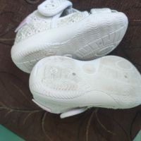 Сандали в бял цвят с камъчета на марката Canguro размер 20, снимка 2 - Детски сандали и чехли - 45141281