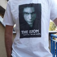  	Тенискa с яка щампа "The Room" на лейбъла Branditi , снимка 1 - Тениски - 45616339