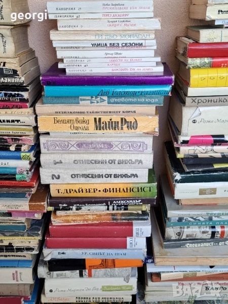 спешно продавам 600 книги от домашна библиотека , снимка 1