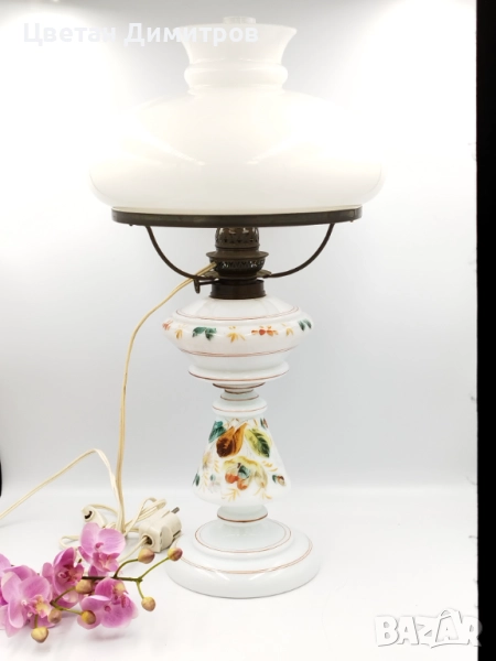 антикварна петролна лампа с основа от опалиново стъкло и абажур от матирано стъкло, около 1900 г, снимка 1