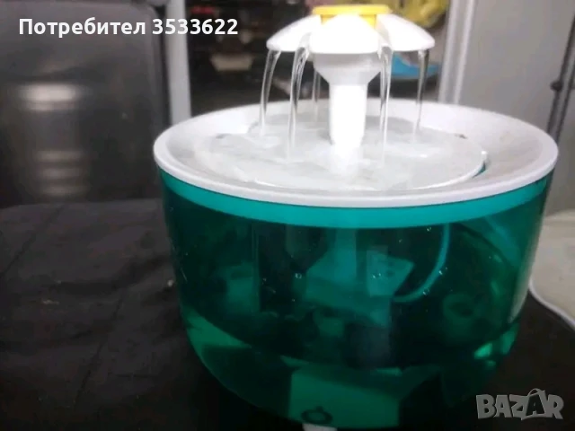 Фонтан за прясна вода на домашен любимец. 
