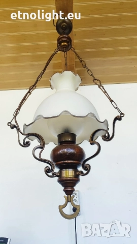 Красив месингов полилей съчетание с дървени елементи и две стъкленици , снимка 5 - Полилеи - 52041378