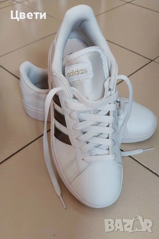 Дамски спортни обувки adidas