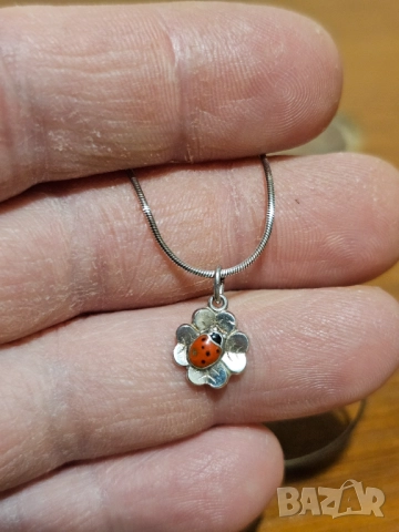 Калинка  и сребърно синджирче носи щастие любов и  късмет на притежателят им