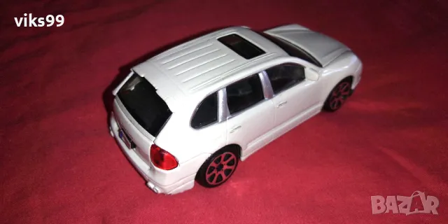 Bburago Porsche Cayenne White - Мащаб 1:43, снимка 4 - Колекции - 49007549