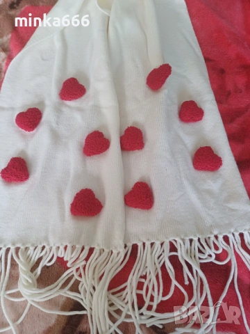 Красив дамски шал с сърца, снимка 2 - Шалове - 53328430