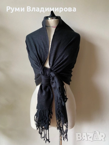 Черен шал от 70 % кашмир и 30 % коприна, снимка 3 - Шалове - 53436717