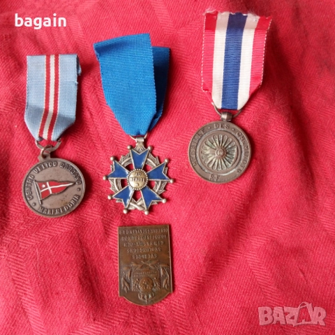 Лот от медали и орден за заслуга.