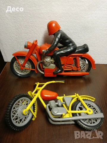 Стари пластмасови играчки мотори.