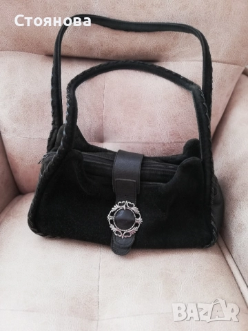 Черна чанта от естествен велур 
