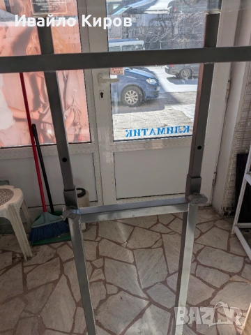 Метален щендер със стъклен плот , снимка 3 - Оборудване за магазин - 53535407