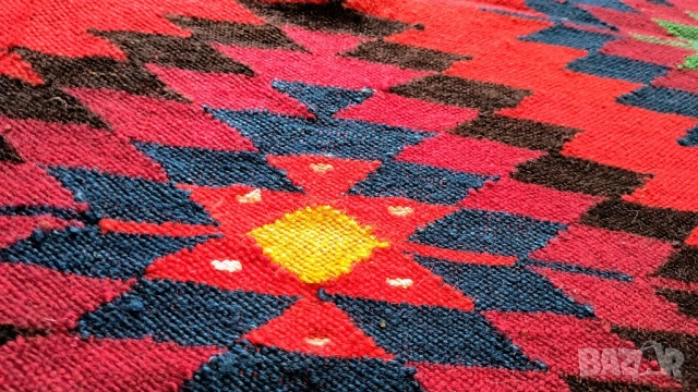 Автентичен ръчно тъкан вълнен килим – старинен и запазен с красиви традиционни мотиви, снимка 2 - Декорация за дома - 51545472